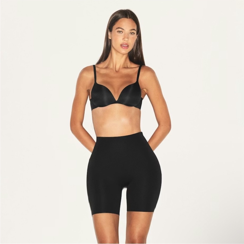 SKIMS Booty Hip Enhancing Shaping Mid Thigh Short, Size XS NWT - Picture 10 of 10